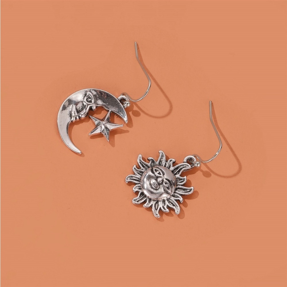 Beautiful Sun 🌞 & Moon 🌙 dangle Earrings